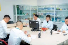 노이바이 응급의료팀의 구성원들이 지휘 근무실에서 전문적인 협의를 진행하고 있다.