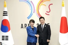 이재명 한국 대통령이 지난 10월 30일 경주에서 열린 APEC 정상회의를 계기로 일본의 다카이치 사나에 총리와 회담을 가졌다. (사진: VNA)