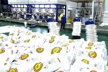 쭝안 하이테크농업주식회사에서 수출용 쌀을 가공하는 모습. (사진: Vu Sinh)