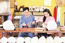 보 딘 호앙과 그가 만든 등불들.