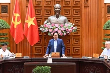 팜 민 찐(Pham Minh Chinh) 베트남 총리가 자연재해 피해 복구 대책을 논의하는 정부 상임위원회 회의에서 발언하고 있다. (사진: 찐 하이)