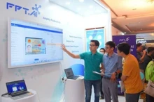 FPT 그룹이 개발한 인공지능 솔루션을 체험하고 있는 고객들.