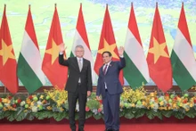 팜 민 찐 베트남 총리(오른쪽)가 20일 하노이에서 코베르 라슬로 헝가리 국회의장을 반갑게 맞이하고 있다. (사진: 쩐 하이)