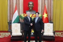 베트남의 르엉 끄엉 국가주석(오른쪽)과 헝가리 국회의 코베르 라슬로 의장이 20일 하노이에서 회담을 가졌다. (VNA)