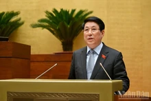 2021–2026년 임기 동안 국가주석의 업무 수행에 관한 보고서를 10월 20일 제15기 국회 제10차 회의에서 발표하는 르엉 끄엉 주석. (사진: Duy Linh)