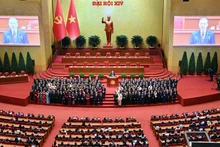 제14기 당 중앙위원회 위원들이 대회에 소개되고 있다.