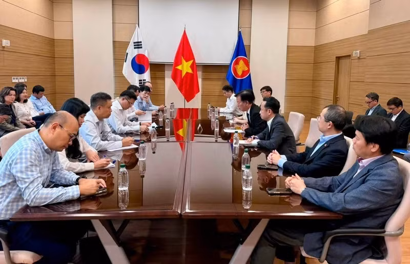 레 마인 훙 산업무역부 장관과 대표단이 주한 베트남 대사관과 업무 협의를 진행하고 있다. (사진: 주한 베트남대사관 제공)