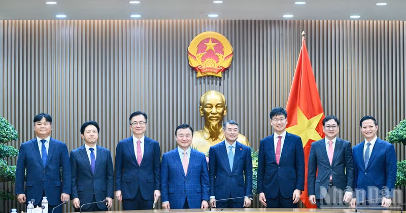 레민훙 총리와 삼성전자 대표단. (사진: THANH GIANG)