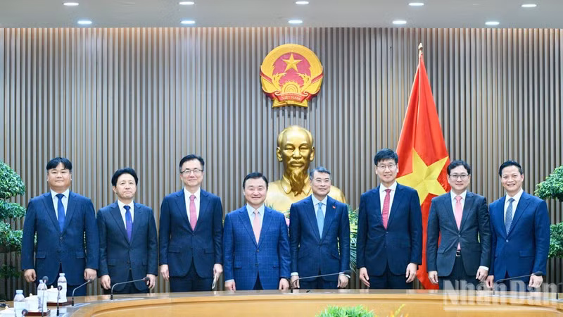 레민흥 총리와 삼성전자 대표단. (사진: THANH GIANG)