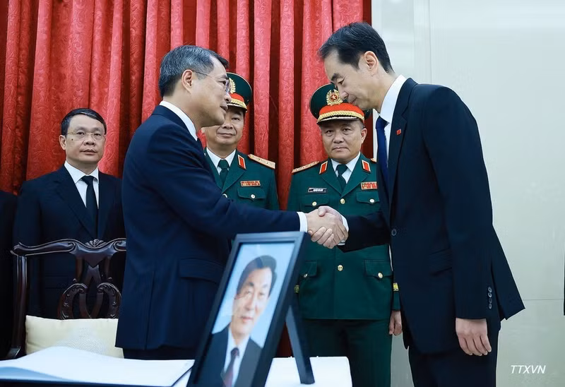 레 민 흥 국무총리가 주베트남 중국 대사관 관계자에게 애도의 뜻을 전하고 있다. (사진: 베트남통신사)