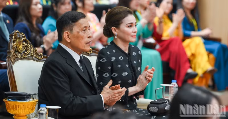 마하 와치랄롱꼰 태국 국왕과 수티다 왕비.