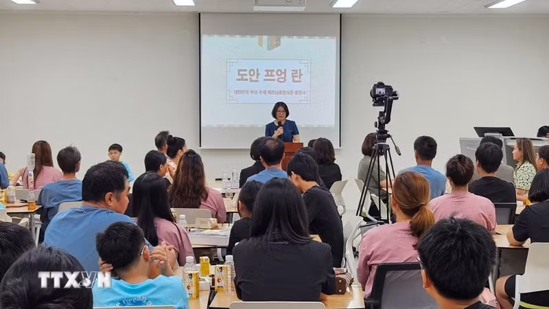 도안 프엉 란 주부산 베트남 총영사는 한·베 다문화가정이 함께 고향을 방문할 수 있도록 기회를 제공한 이번 프로그램의 의미를 높이 평가하며, 이를 통해 가족 구성원 간의 유대가 강화되고 젊은 세대가 베트남의 뿌리를 더 잘 이해할 수 있다고 말했다. (사진: Nhật Hưng/TTXVN)