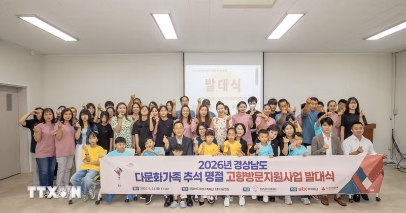 도안 프엉 란 주부산 베트남 총영사관 총영사(앞줄 가운데)가 2026년 추석을 맞아 베트남 방문을 지원하는 프로그램 발대식에서 관계자 및 한·베 다문화가정들과 함께 기념 촬영을 하고 있다. (사진: Nhật Hưng/TTXVN)