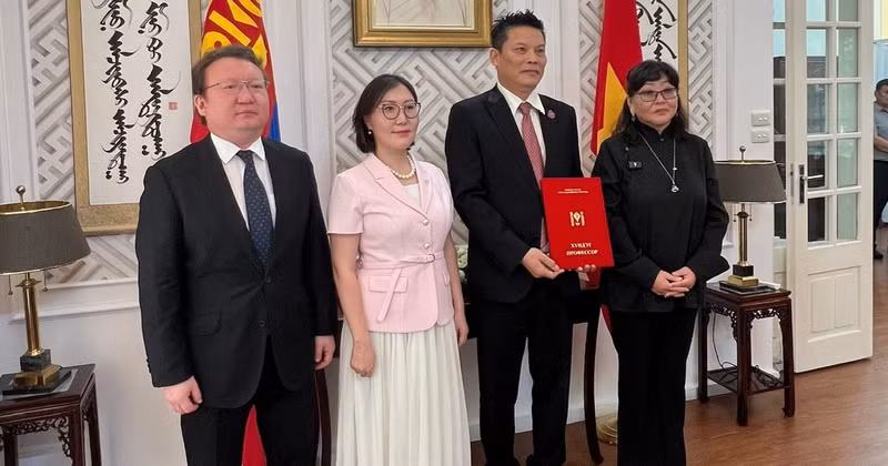 간바타르 훌란 주몽골 베트남 대사와 몽골국립문화예술대학교 관계자가 레 꾸이 즈엉 감독에게 '명예교수' 칭호를 수여하고 있다. (사진: MINH GIANG)