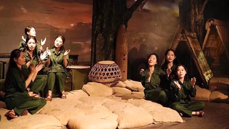 레 꾸이 즈엉 감독이 각본과 연출을 맡은 ‘청춘의 전설(Huyền thoại tuổi thanh xuân)’의 한 장면.