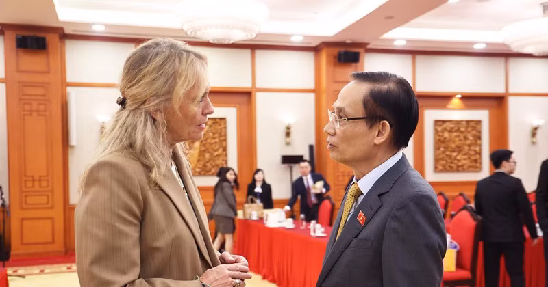 레 호아이 쭝 외교부 장관과 토르게르뒤르 카트린 군나르스도티르 아이슬란드 외교부 장관. (사진: 외교부)
