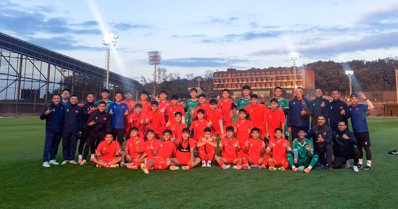 코칭스태프와 U17 베트남 대표팀. (사진: VFF)