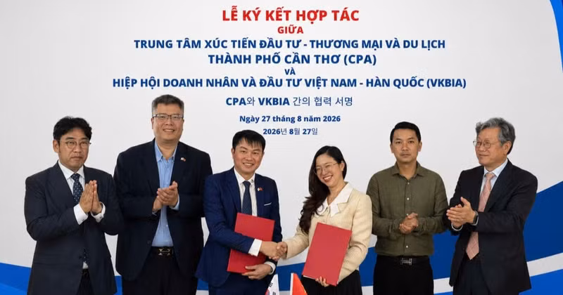껀터시 투자·무역·관광진흥센터(CPA)와 베트남-한국 기업인·투자협회(VKBIA) 대표가 27일 협력 양해각서를 체결하고 있다. (사진: 베트남-한국 기업인·투자협회 제공)