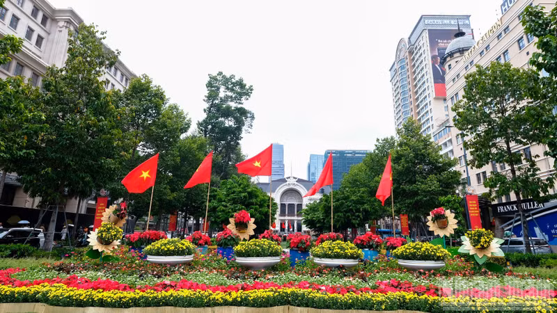 거리 곳곳에 휘날리는 붉은 바탕에 노란 별이 그려진 국기와 함께 도시 전체가 화려하고 생동감 넘치는 모습으로 물들며 국경일의 분위기를 한층 고조시키고 있다.