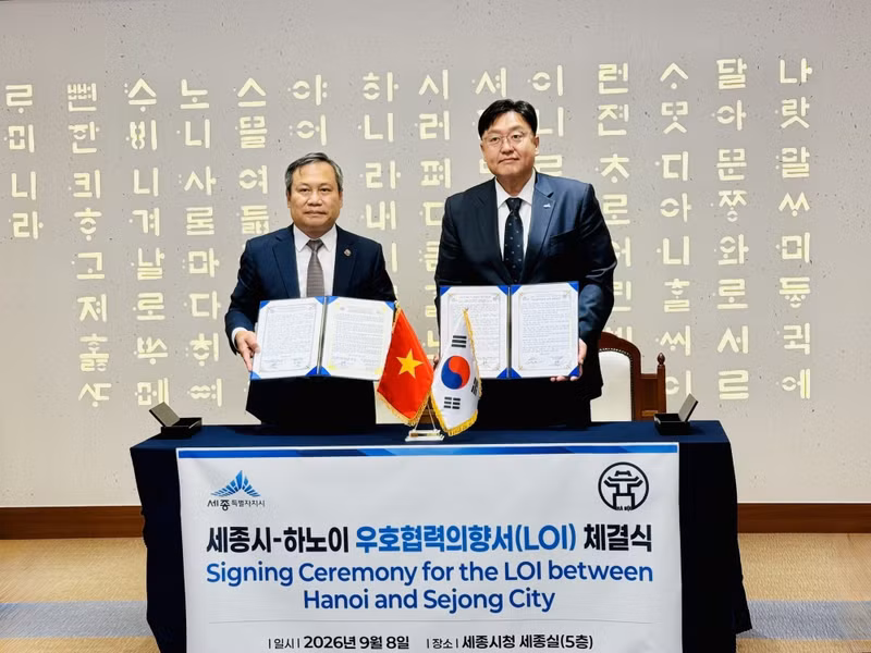 부 다이 탕 하노이시 인민위원회 위원장과 조상호 세종시장이 양 도시간 우호협력의향서(LOI)를 체결하고 있다.