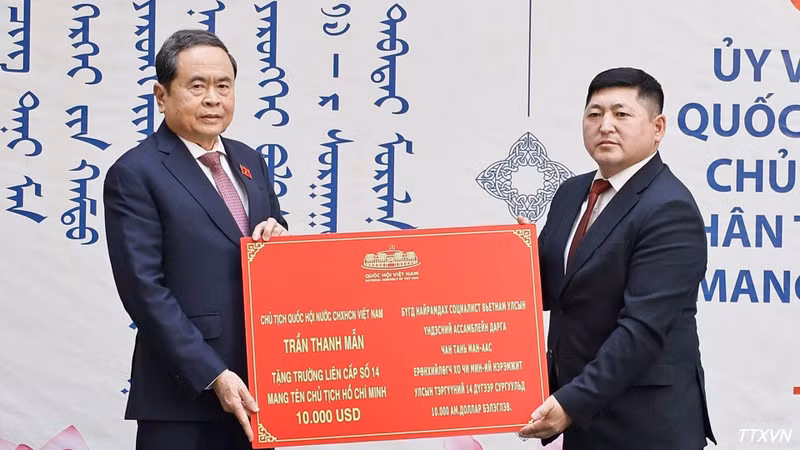 호찌민 주석의 이름을 딴 제14호 통합학교에 선물을 전달하는 쩐 타인 먼 국회의장.