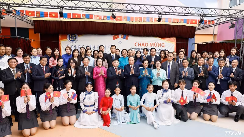 쩐 타인 먼 국회의장 내외가 호찌민 주석의 이름을 딴 제14호 학교의 지도부 및 학생들과 함께하고 있다.