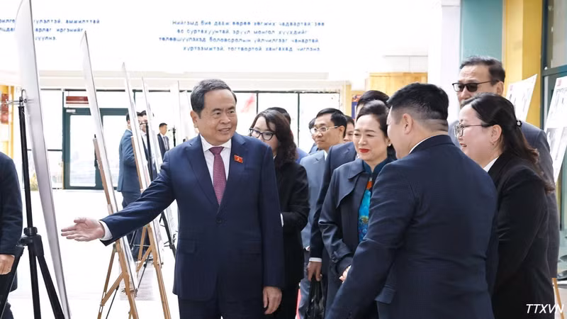 쩐 타인 먼 국회의장 내외가 호찌민 주석의 이름을 딴 제14호 학교를 방문하고 있다.