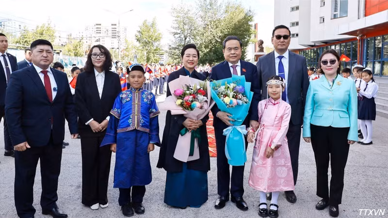 쩐 타인 먼 국회의장 내외가 호찌민 주석의 이름을 딴 제14호 학교의 지도부 및 학생들과 함께 기념촬영을 하고 있다.