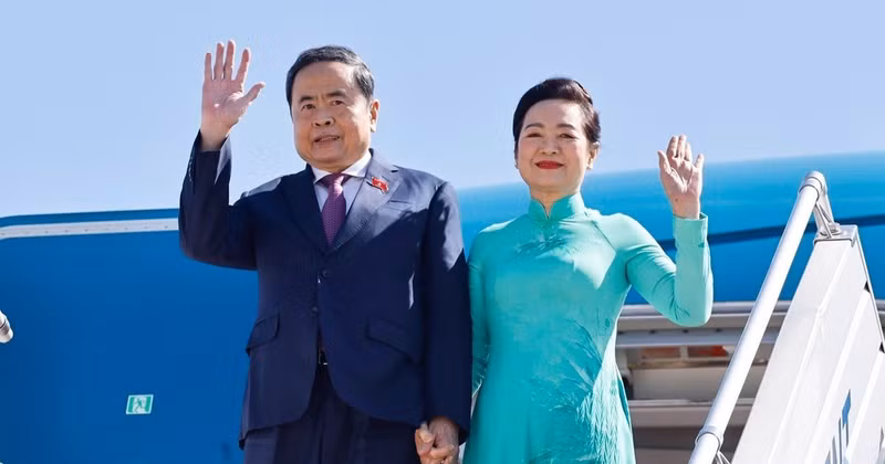 쩐 타인 먼 국회의장 내외가 울란바토르에 도착해 몽골 국빈방문 일정을 시작하며 손을 흔들고 있다. (사진: TTXVN)
