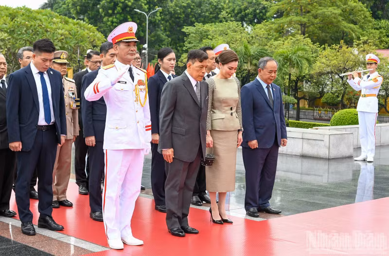영웅열사 추모비에 참배하는 마하 와찌랄롱꼰 태국 국왕 내외.
