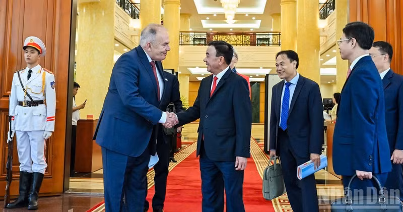 쩐껌뚜 상임서기가 베트남을 방문한 튀르메르 쥴러 의장과 헝가리 노동자당 대표단을 환영하고 있다. (사진: DUY LINH)