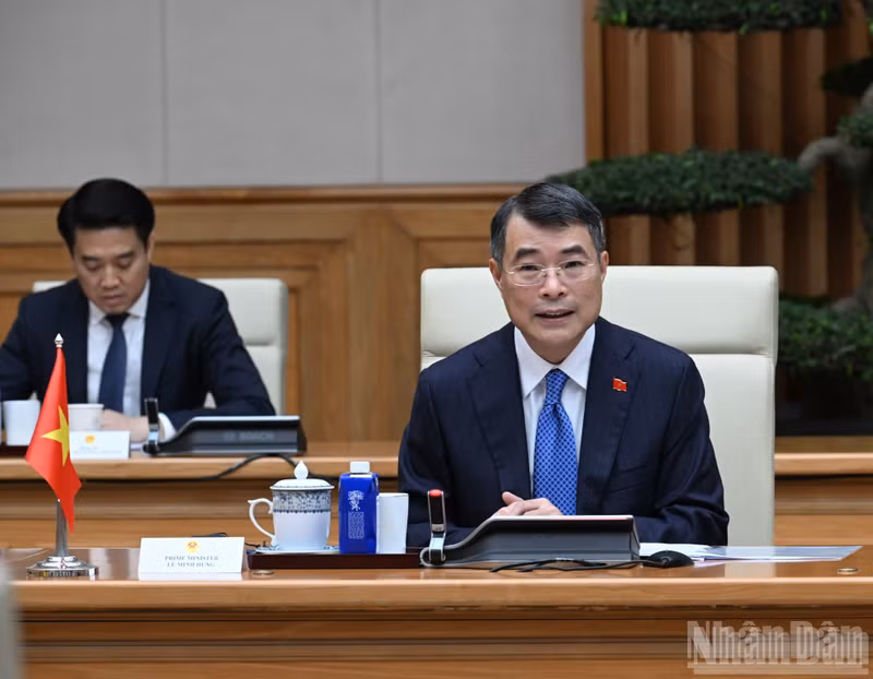 레 민 흥 총리는 회담에서 발언하고 있다.