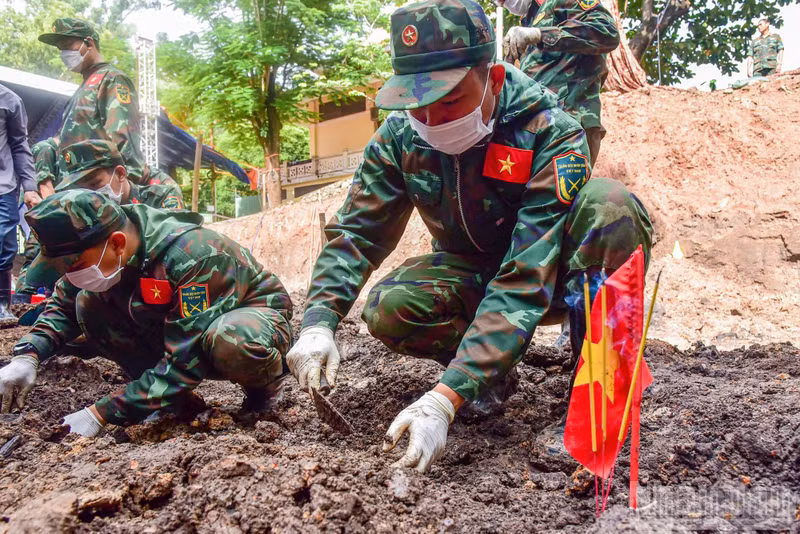 K74부대 간부와 장병들은 토양의 층층이마다 전사자의 흔적과 유물을 하나하나 끈기 있고 세심하게 찾아 나가고 있다. 유해나 유물이 발견된 지점마다 꼼꼼히 표시하고 흙 한 줌 한 줌을 장병들의 손으로 조심스럽게 걷어내고 있다.
