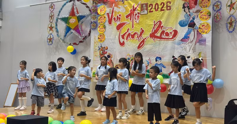 사카이시에서 열린 '보름달 축제(Vui hội Trăng Rằm)' 행사에서 공연을 펼치는 베트남 어린이들. (사진: MY LÊ)