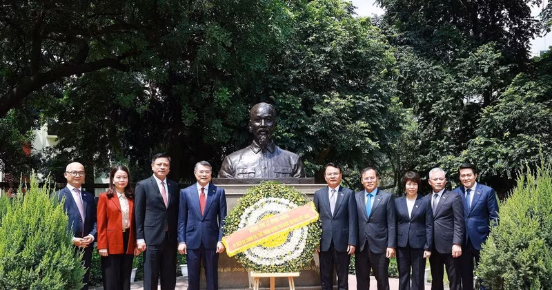 레 민 흥 총리와 대표단이 수도 뉴델리에 있는 호찌민 주석 동상 앞에서 기념촬영을 하고 있다. (사진: Dương Giang/TTXVN)