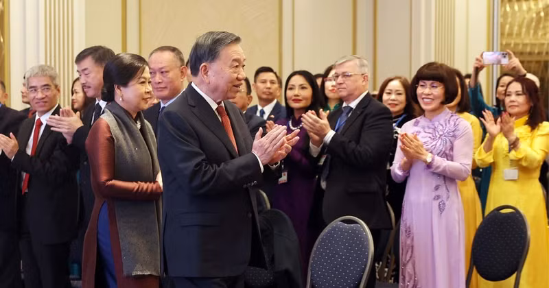 또 럼 서기장 겸 국가주석과 영부인 응오 프엉 리 여사가 주벨기에 베트남 대사관 직원 및 유럽 내 베트남인 공동체 대표들과 만나고 있다.
