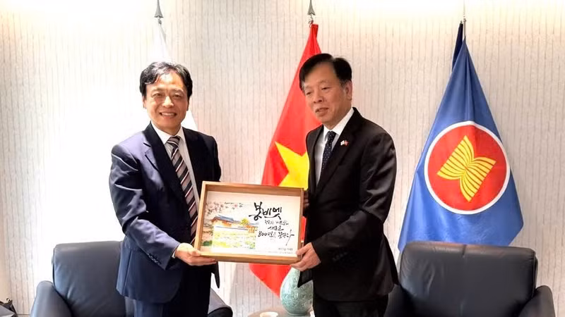 봉화군 관계자들이 주한 베트남 대사관에 K-베트남 밸리 사업 기념패를 전달하고 있다. (사진: 주한 베트남대사관 제공)