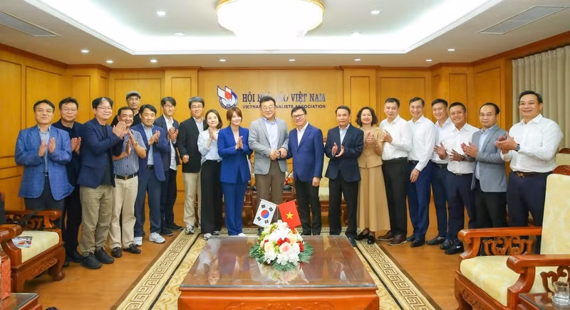 베트남기자협회와 한국기자협회 대표단 기념촬영.