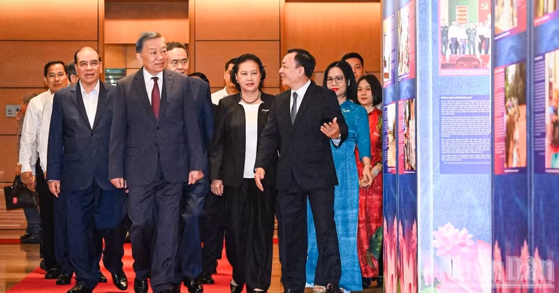 또 럼 베트남공산당 중앙위원회 서기장 겸 국가주석이 당과 국가의 전·현직 지도자들과 함께 '소박하지만 고귀한 모범사례' 전시를 둘러보고 있다. (사진: DUY LINH-TRẦN HẢI)