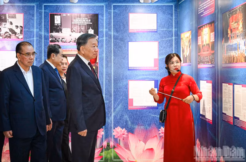 또 럼 서기장 겸 국가주석이 당·국가의 전현직 지도자들과 함께 '평범하지만 고귀한 모범사례' 전시회를 둘러보고 있다. (사진: DUY LINH-TRẦN HẢI)
