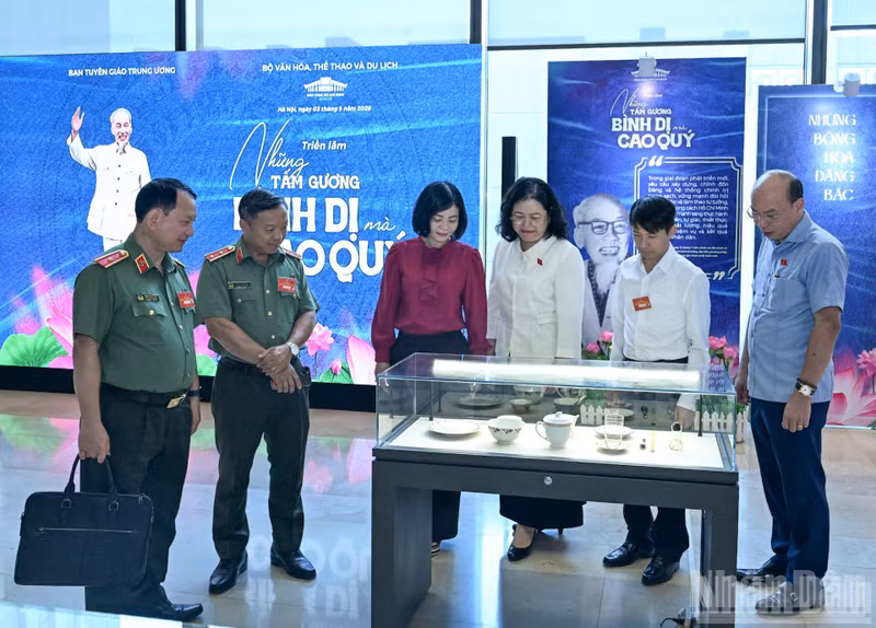 대표단이 '평범하지만 고귀한 모범사례' 전시회를 둘러보고 있다. (사진: DUY LINH-TRẦN HẢI)