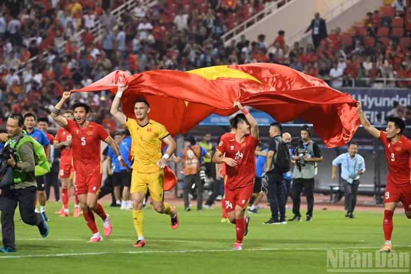 레 장 골키퍼와 동료들이 미딘 국립경기장에서 우승을 자축하고 있다. (사진: Tran Hai)