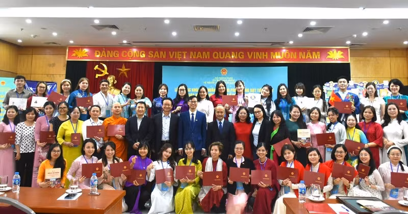 조직위원회가 연수생들에게 연수과정 수료증을 수여하고 있다. (사진: 해외베트남인국가위원회 제공) 