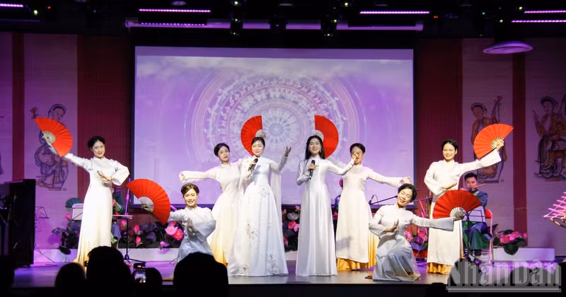 19일 저녁 프랑스 베트남문화원에서 열린 예술 프로그램 ‘조국은 우리의 마음에’에서 베트남 국립가무악극장 예술가들이 공연을 선보이고 있다. (사진: KHẢI HOÀN)