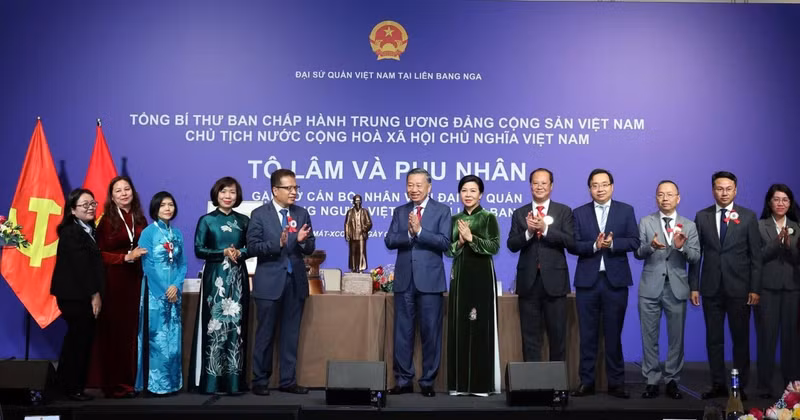 또 럼 서기장 겸 국가주석이 주러시아 베트남 대사관과 교민들에게 선물을 전달하고 있다. (사진: Thống Nhất/TTXVN)