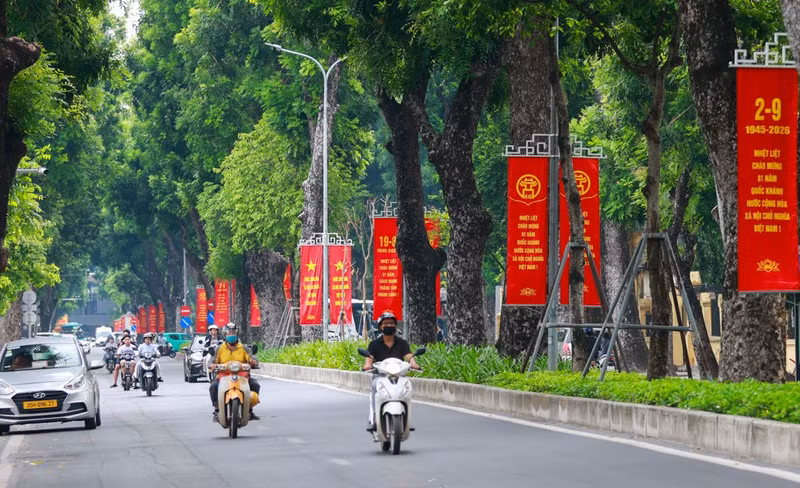 국기와 꽃장식, 현수막과 구호가 호앙지에우(Hoàng Diệu), 디엔비엔푸(Điện Biên Phủ), 훙브엉(Hùng Vương) 등 국가의 역사적 흔적이 깃든 거리 곳곳을 가득 메우고 있다.