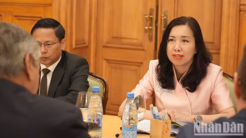 레 티 투 항 차관이 러시아 측에 긴밀한 협력을 통한 조정 역할 강화 등을 제안하고 있다. (사진: THANH THỂ)