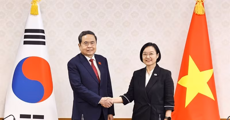 쩐 타인 먼 베트남 국회의장이 7일 한성숙 한국 국무총리와 악수를 나누고 있다. (사진: Doãn Tấn/TTXVN)