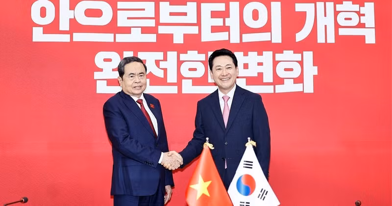쩐 타인 먼 국회의장이 7일 장동혁 국민의힘 당대표와 악수를 나누고 있다. (사진: TTXVN)