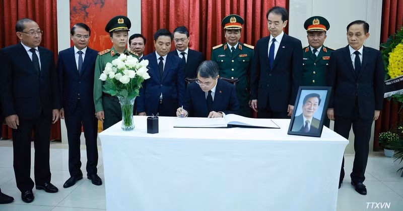 레민흥 총리가 베트남 주재 중국대사관에서 열린 주룽지 동지 조문식에서 조문록에 서명하고 있다. (사진: TTXVN)